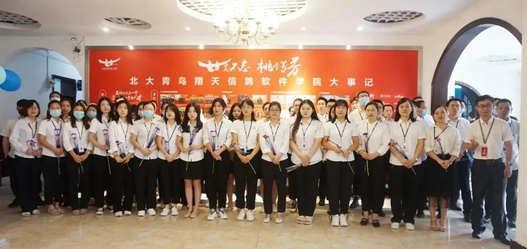 来看看发生在郑州北大青鸟翔天信鸽的教师节那些温暖吧！